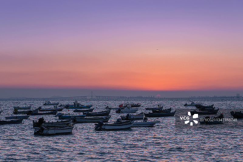 夕阳下海面上的渔船图片素材