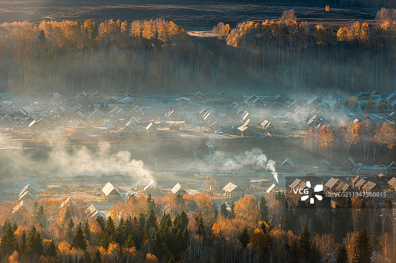 新疆阿勒泰禾木村清晨炊烟秋色森林自然风光图片素材