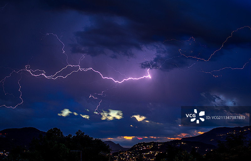 意大利科莫，夜晚闪电与天空的低角度图片素材