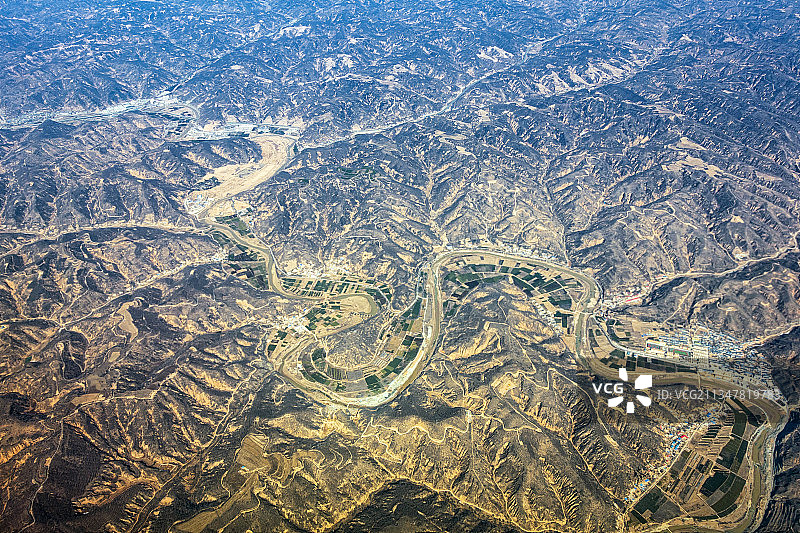 高空航拍黄土高原延安延长县境内蜿蜒的延河图片素材