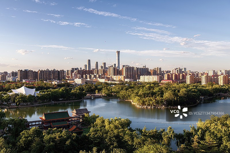 北京龙潭湖公园与国贸秋天城市金融风光图片素材
