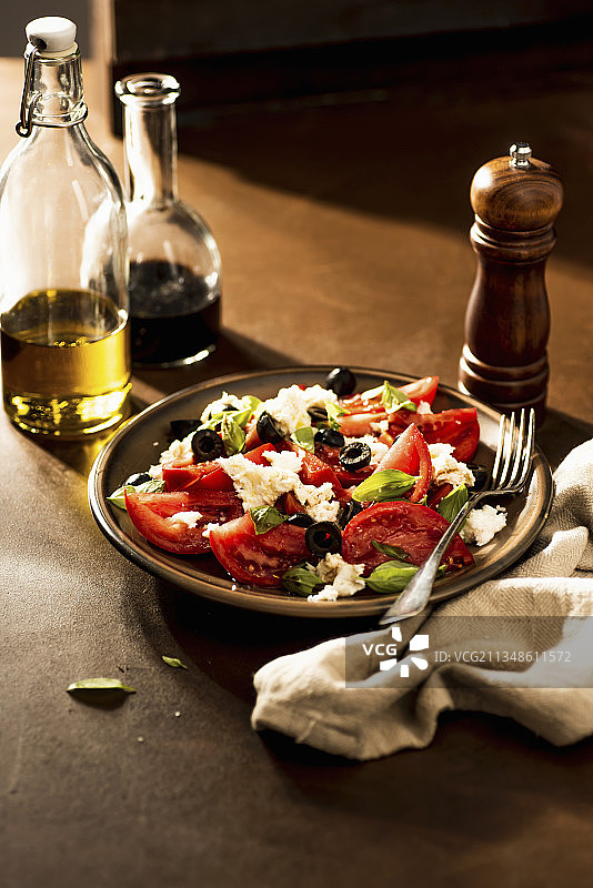 番茄沙拉配黑橄榄，马苏里拉奶酪和罗勒图片素材