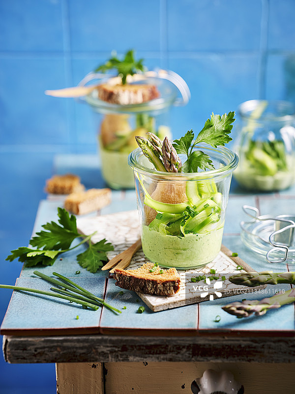 芦笋和绿酱在玻璃杯里图片素材
