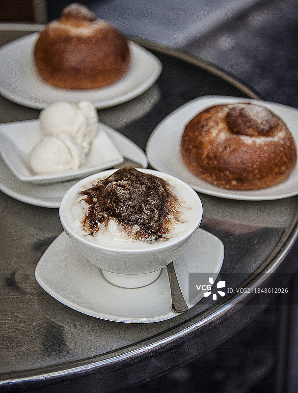 西西里咖啡馆供应意大利卡布奇诺和奶油蛋卷图片素材