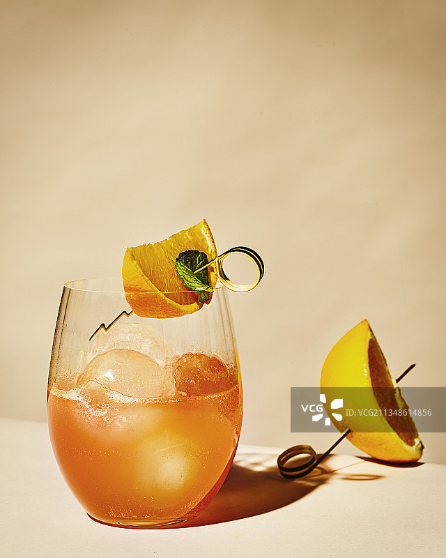 日落鸡尾酒加Getiane和橙汁图片素材