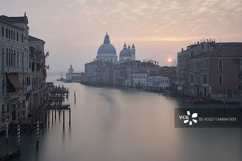 日出从学院桥望向圣玛丽亚德拉礼塔，威尼斯，意大利。图片素材