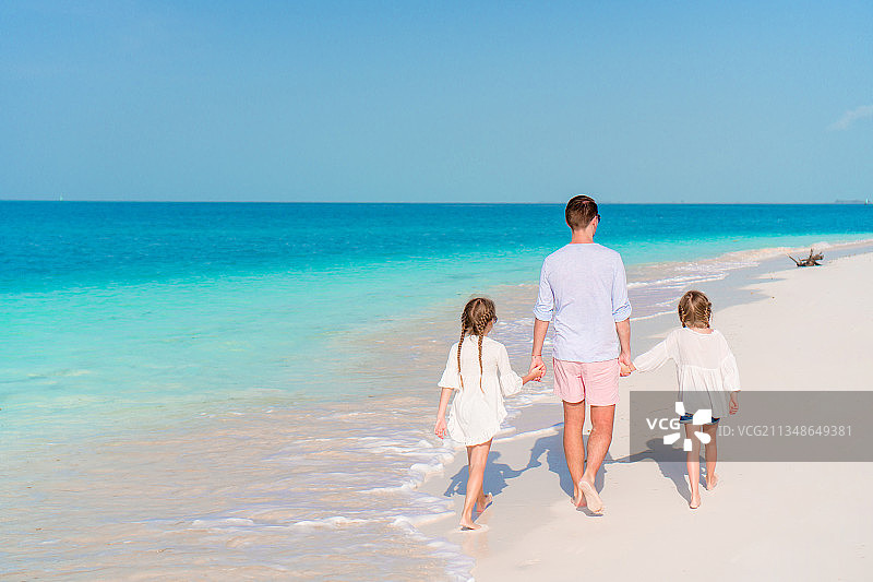 幸福美丽的家庭在热带海滩度假图片素材