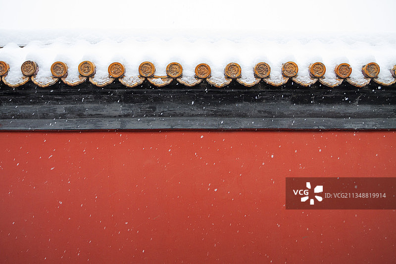 雪中的红色宫墙图片素材