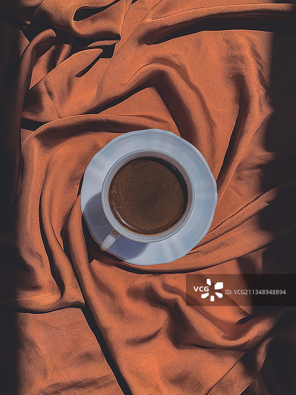 咖啡在纺织品上的直接上方图片素材