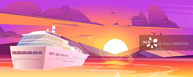 日落时分，游船在群山环绕的海上图片素材