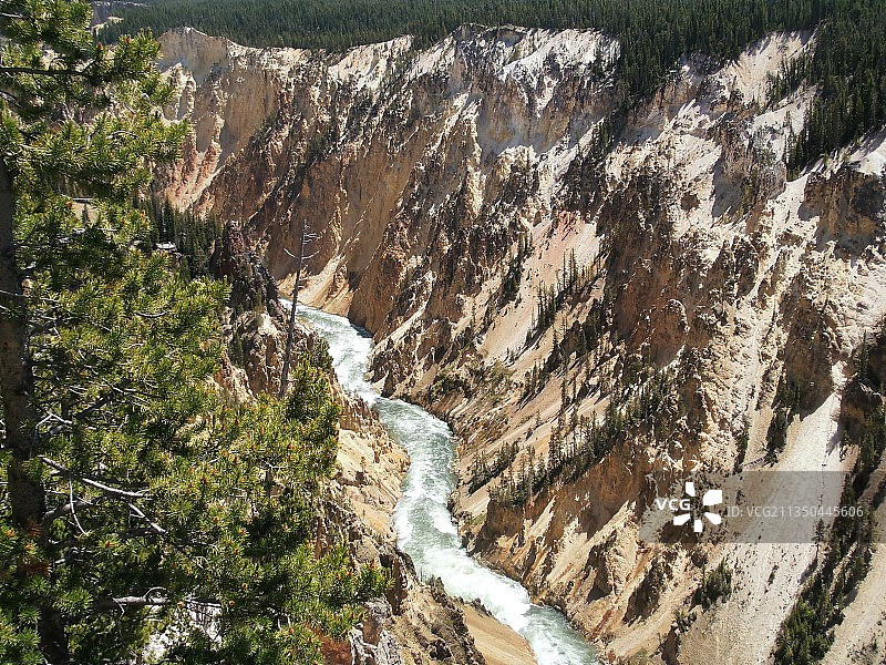 河流流经岩石的高角度视图图片素材