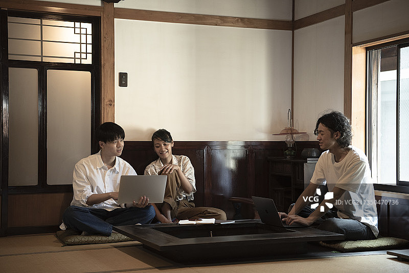 传统的日本家庭-在假期工作图片素材