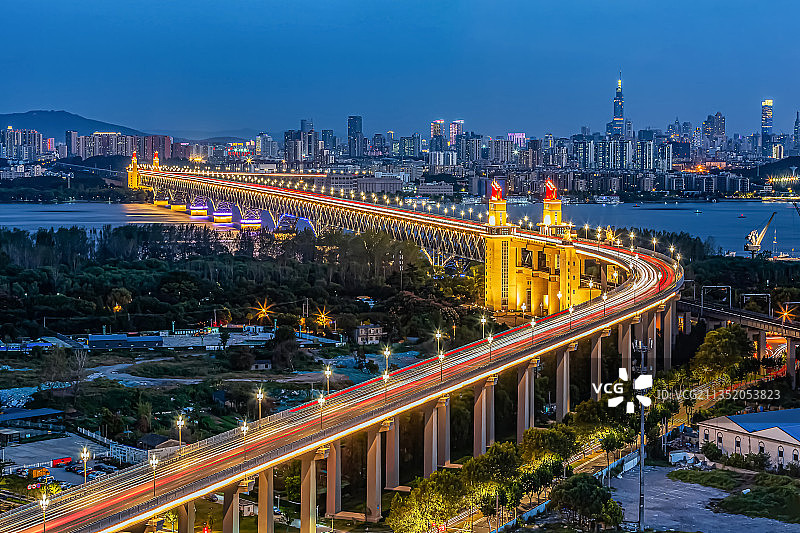 中国江苏省南京市南京长江大桥建筑夜景风光图片素材
