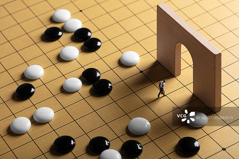 微缩创意围棋棋盘策略格局逃离竞争的大门图片素材