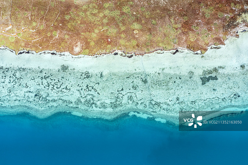 西藏羊湖清澈的湖水图片素材