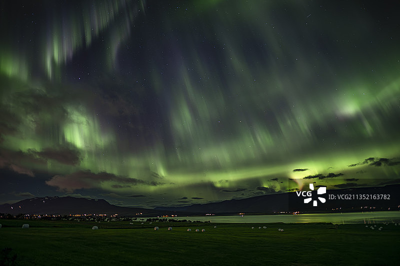 冰岛，夜晚天空衬托下的风景图片素材