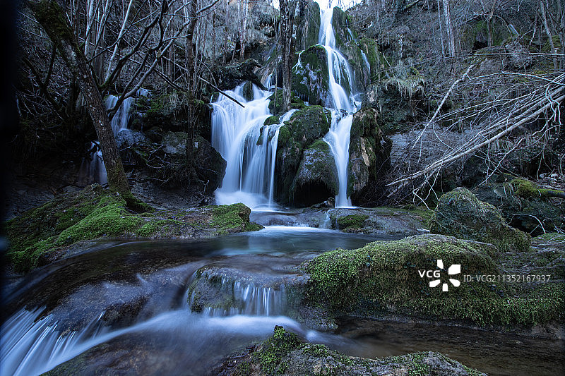 森林瀑布的风景，阿拉巴，西班牙图片素材