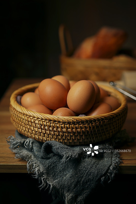 不同桌布和角度的鸡蛋图片素材