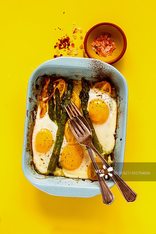 直接上方拍摄的食物在盘子上的黄色背景图片素材