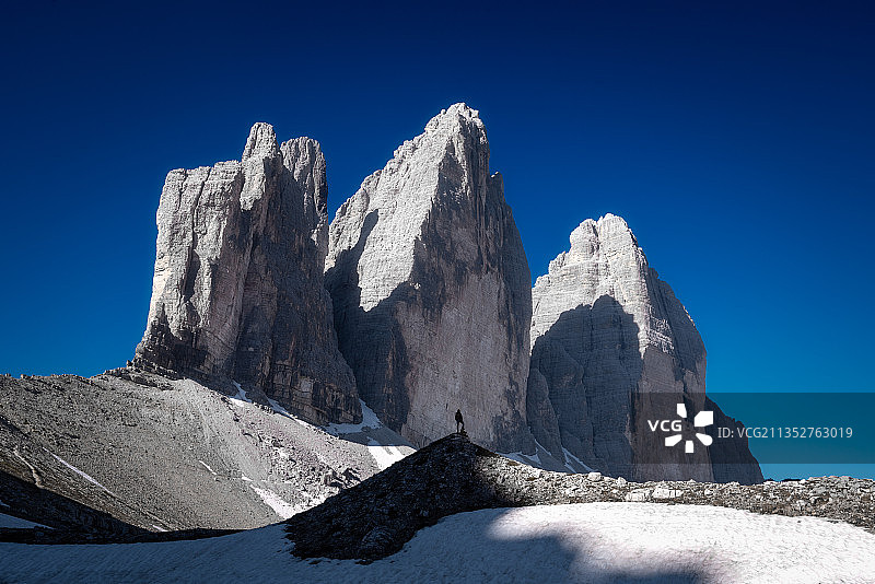 意大利，南蒂罗尔，托布拉赫，雪山在蓝天下的低角度视图图片素材