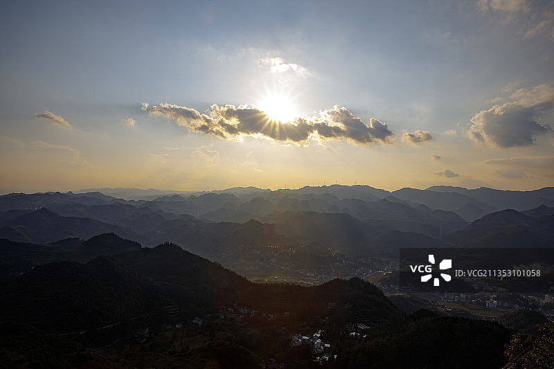 中国贵州六盘水盘州市丹霞山风光，2021年10月1日图片素材
