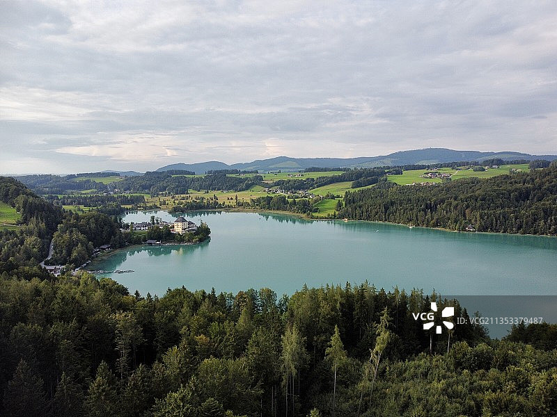奥地利，天空下的湖泊和树木的风景图片素材
