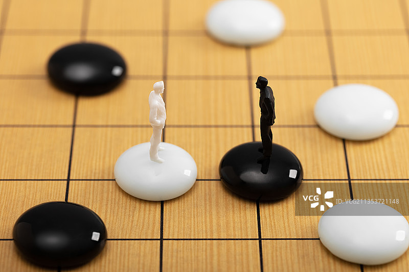 微缩创意围棋棋盘黑白棋子策略对弈对立局面图片素材
