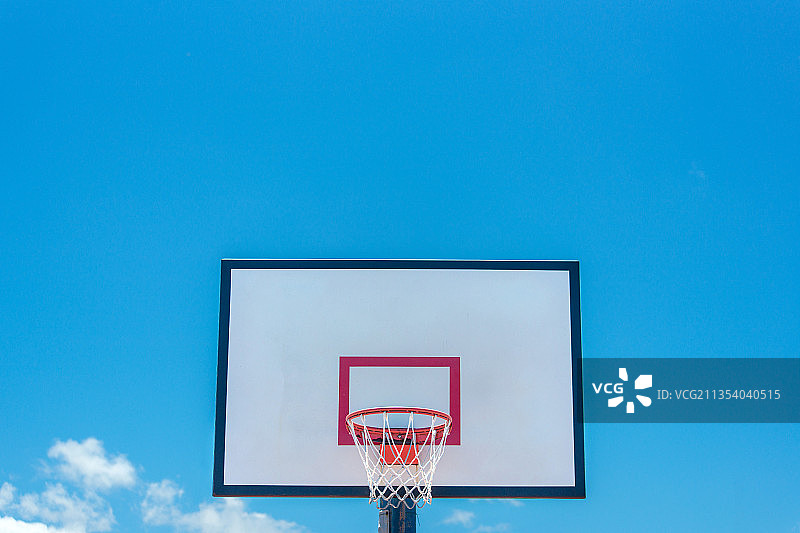 篮球篮筐在蓝天下的低角度视图图片素材