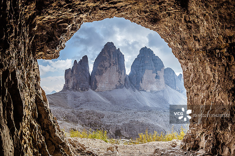 意大利，拉瓦雷多峡谷，天空映衬下岩石山脉的风景图片素材