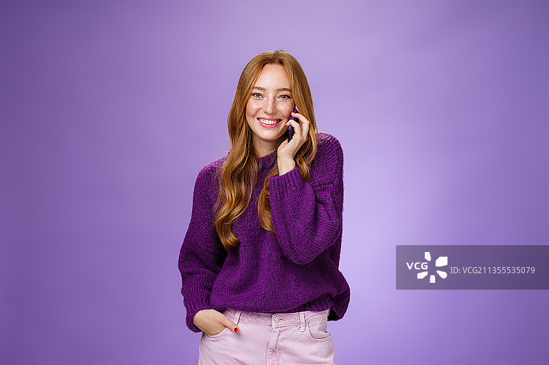 微笑的年轻女子肖像站在紫色的背景图片素材