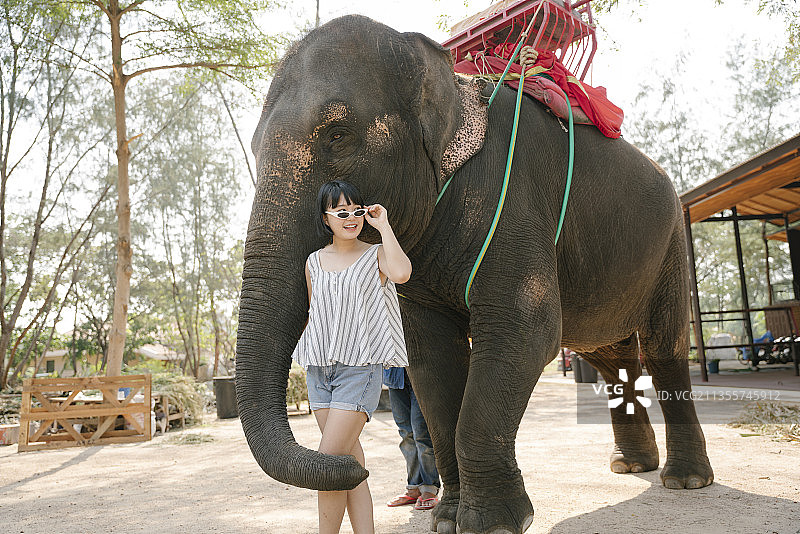 生态旅游-美丽的亚洲泰国女人站在大象前面。图片素材
