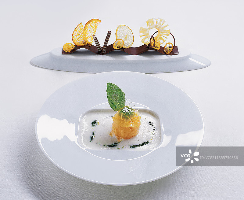 冰柚子馄饨加罗勒和乳化香槟奶油图片素材