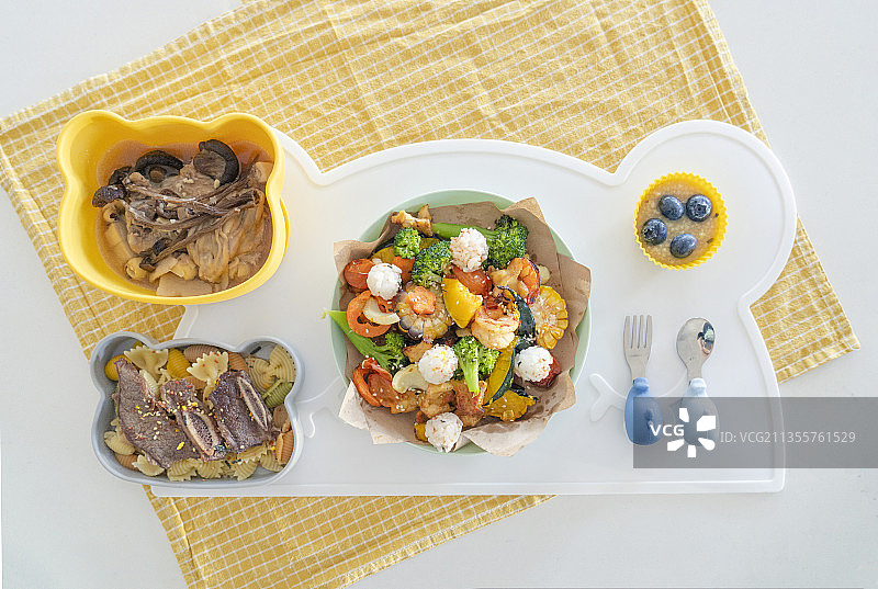 果蔬海鲜烤菜牛肋排意面菌菇鸡汤蓝莓酸奶亲子餐图片素材