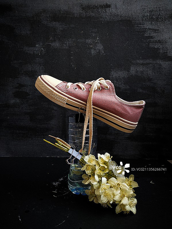 鞋子和桌上的花的特写图片素材