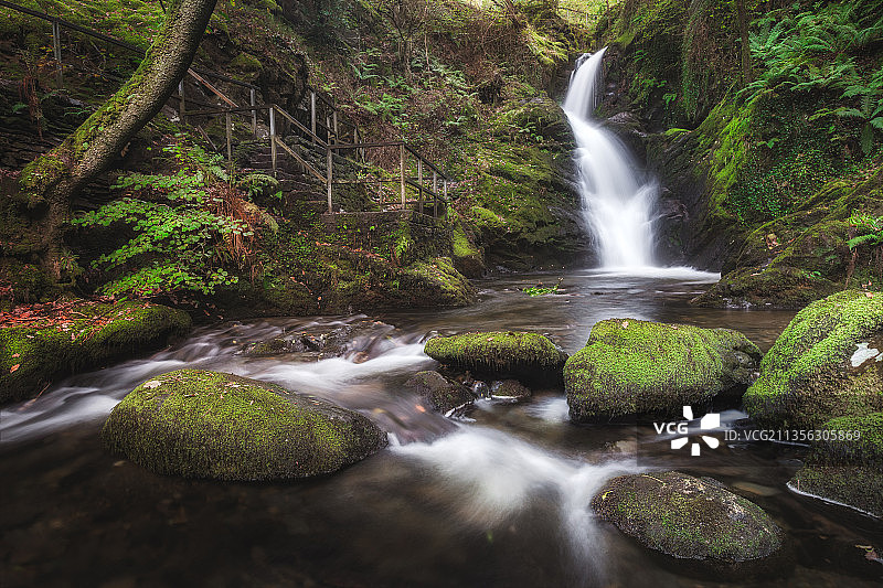 多尔戈奇瀑布森林瀑布的风景，泰温，英国，英国图片素材