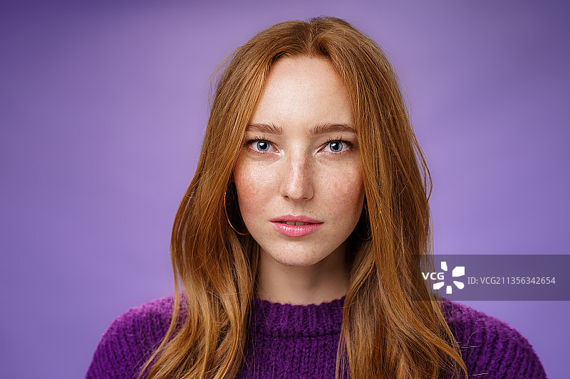 紫色背景下年轻女子的肖像图片素材