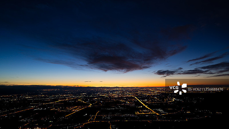 妙峰山俯瞰北京城地平线夜景图片素材