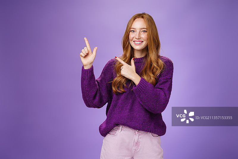 微笑的年轻女子的肖像，站在紫色的背景图片素材