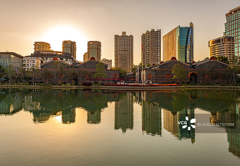 黄昏夕阳中的上海新天地太平湖.上海一大会议纪念馆倒影风光图片素材