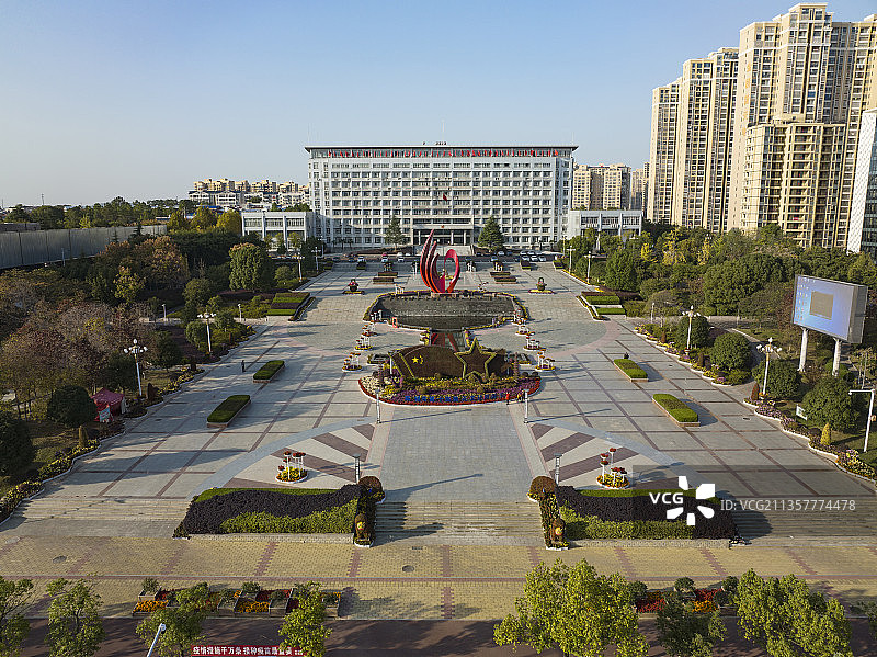 湖北省麻城市市政府办公大楼与广场航拍图片素材