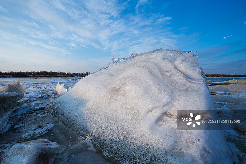 冬季冰河上的巨大冰块图片素材