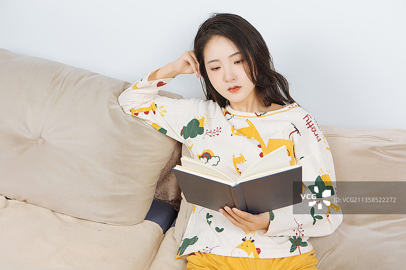 亚洲青年美女在家阅读读书学习图片素材