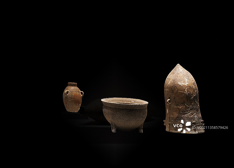 新石器时代仰韶文化红陶制品，瓶、缸、鼎、壶等图片素材