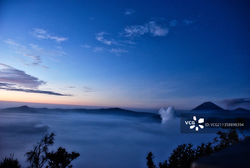 印度尼西亚，布罗莫山，日落时天空中山脉剪影的风景图片素材