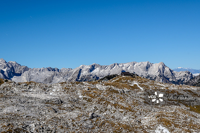 白雪皑皑的山脉映衬着清澈的蓝天图片素材