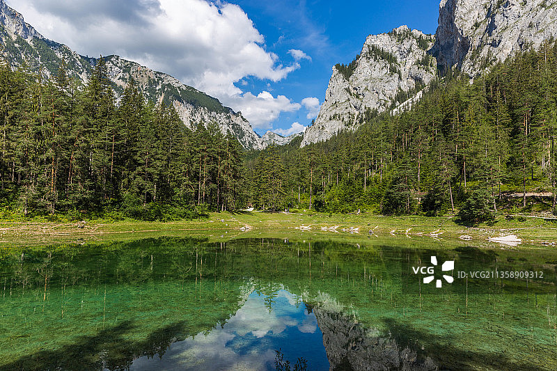 奥地利，树影相映的湖水风景图片素材