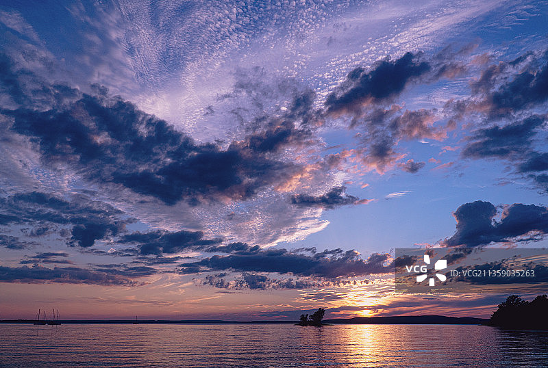 加拿大魁北克省蒙特利尔市，日落时的海天景色图片素材