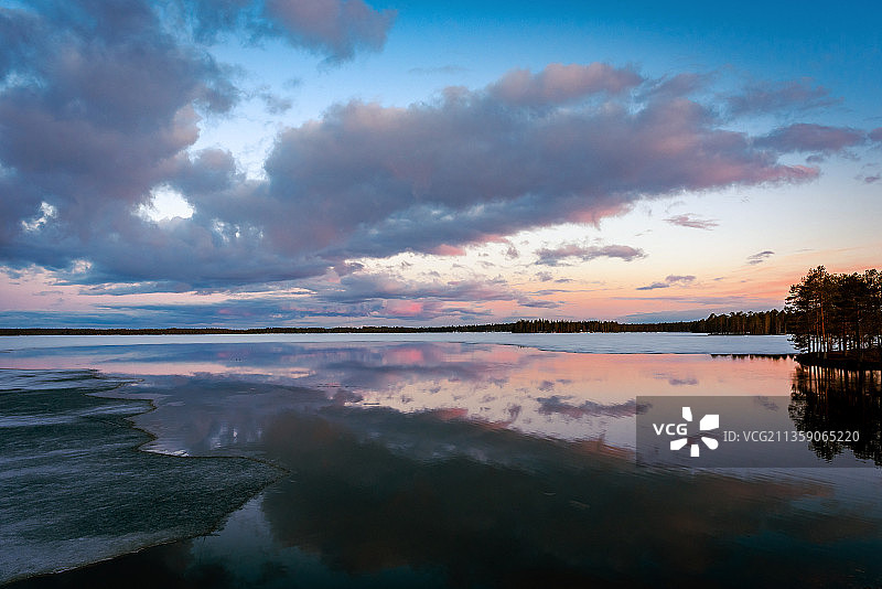 芬兰苏莫萨米尔，日落时湖面对天空的景色图片素材