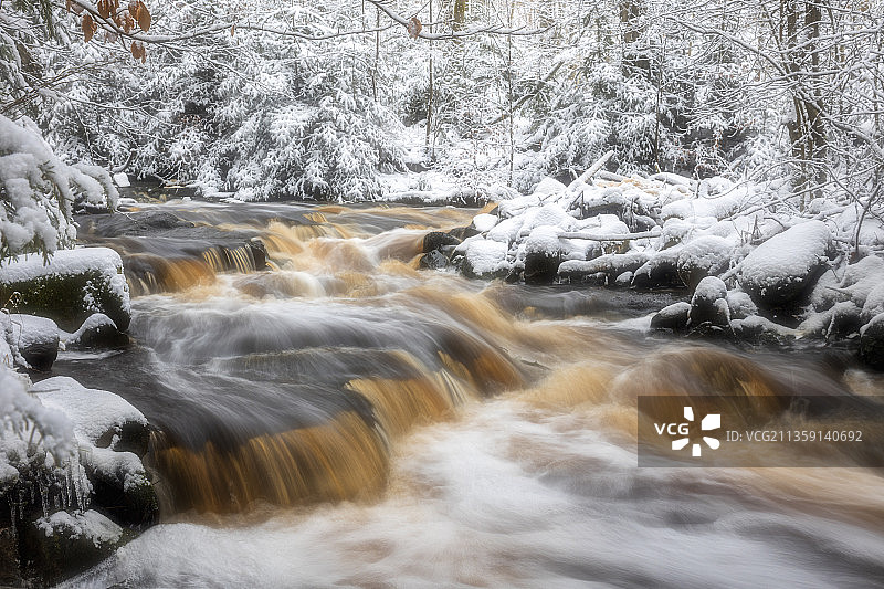 森林瀑布的风景，瑞典图片素材