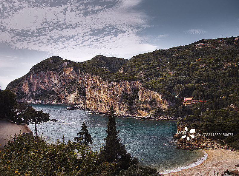 希腊帕莱奥斯特里萨，海天映衬下的山峦美景图片素材